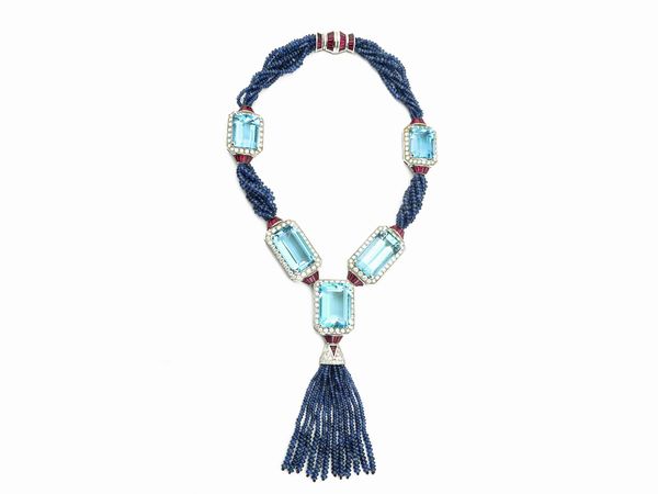 Collana Petochi in oro bianco con diamanti, rubini, zaffiri e acquamarine  - Asta Gioielli e Orologi - Associazione Nazionale - Case d'Asta italiane