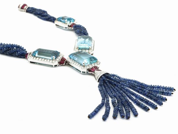 Collana Petochi in oro bianco con diamanti, rubini, zaffiri e acquamarine  - Asta Gioielli e Orologi - Associazione Nazionale - Case d'Asta italiane