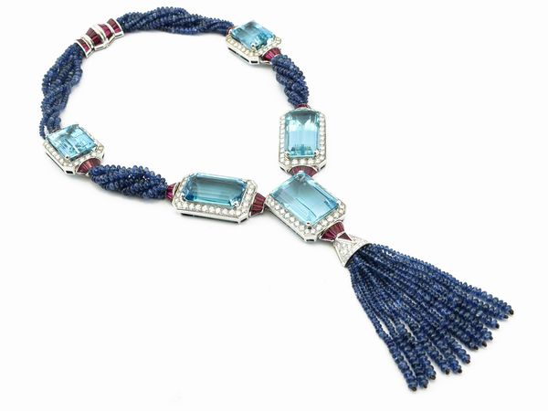Collana Petochi in oro bianco con diamanti, rubini, zaffiri e acquamarine  - Asta Gioielli e Orologi - Associazione Nazionale - Case d'Asta italiane