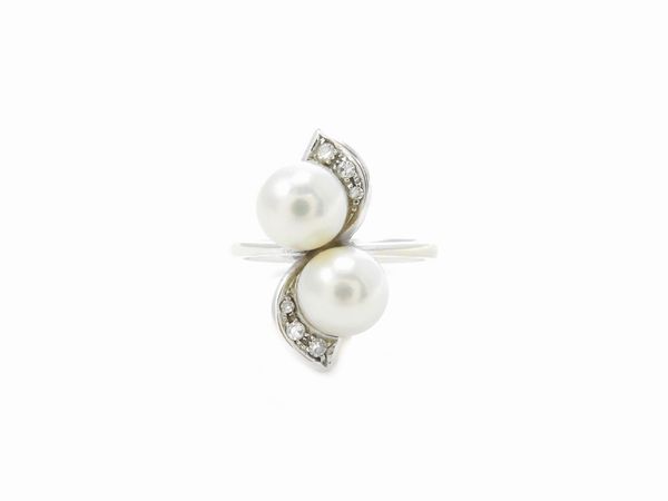 Anello in oro bianco con diamanti e perle coltivate  - Asta Gioielli e Orologi - Associazione Nazionale - Case d'Asta italiane