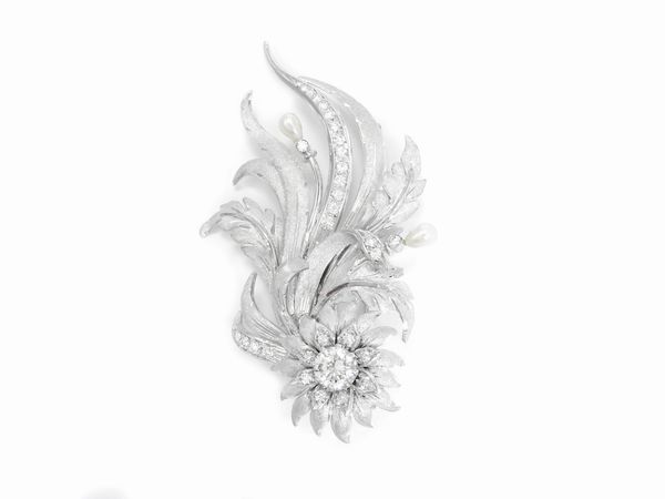 Spilla Marcello Minotto in oro bianco con diamanti e perle coltivate barocche  - Asta Gioielli e Orologi - Associazione Nazionale - Case d'Asta italiane