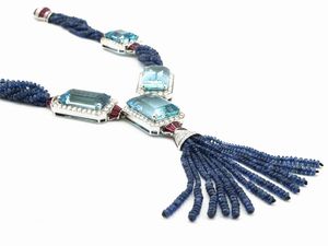 Collana Petochi in oro bianco con diamanti, rubini, zaffiri e acquamarine  - Asta Gioielli e Orologi - Associazione Nazionale - Case d'Asta italiane