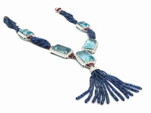 Collana Petochi in oro bianco con diamanti, rubini, zaffiri e acquamarine  - Asta Gioielli e Orologi - Associazione Nazionale - Case d'Asta italiane