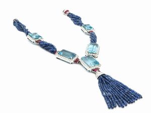 Collana Petochi in oro bianco con diamanti, rubini, zaffiri e acquamarine  - Asta Gioielli e Orologi - Associazione Nazionale - Case d'Asta italiane