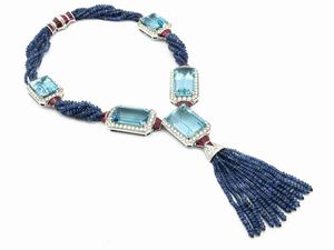 Collana Petochi in oro bianco con diamanti, rubini, zaffiri e acquamarine  - Asta Gioielli e Orologi - Associazione Nazionale - Case d'Asta italiane