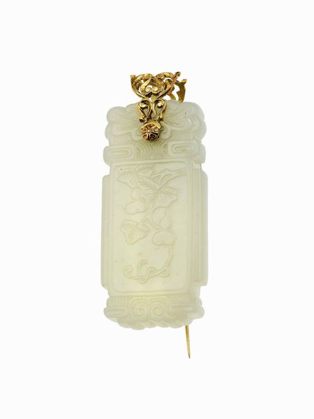 Spillone con giadeite incisa  - Asta Gioielli - Associazione Nazionale - Case d'Asta italiane