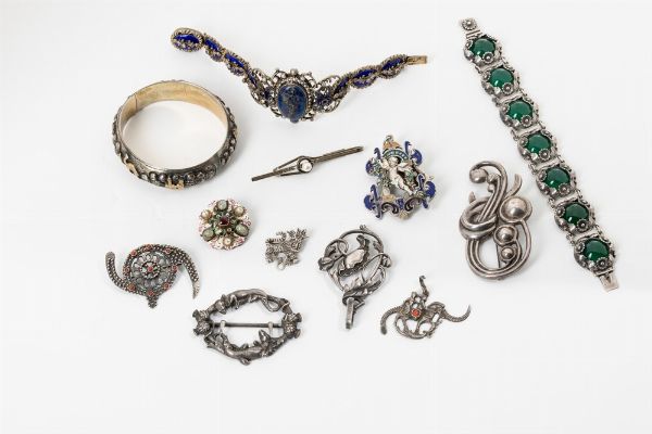 Dodici oggetti in argento, smalti e pietre dure. Mancanze  - Asta Gioielli - Associazione Nazionale - Case d'Asta italiane