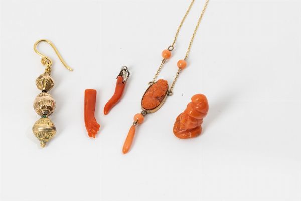 Lotto di cinque oggetti in oro e corallo  - Asta Gioielli - Associazione Nazionale - Case d'Asta italiane