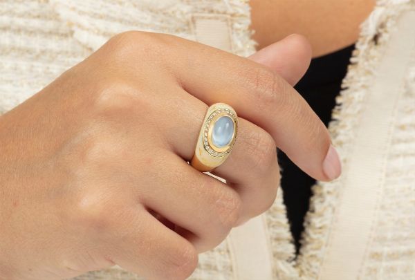 Faberg. Anello con smalto bianco, diamanti e clair de lune  - Asta Gioielli - Associazione Nazionale - Case d'Asta italiane