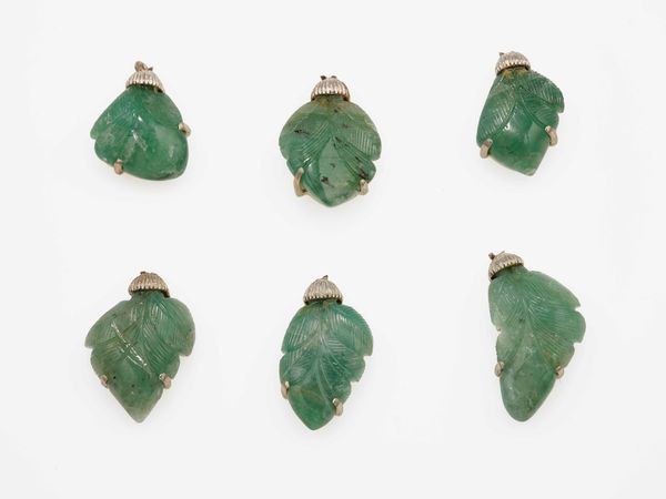 Sei smeraldi incisi a soggetto naturalistico. Danni  - Asta Gioielli - Associazione Nazionale - Case d'Asta italiane