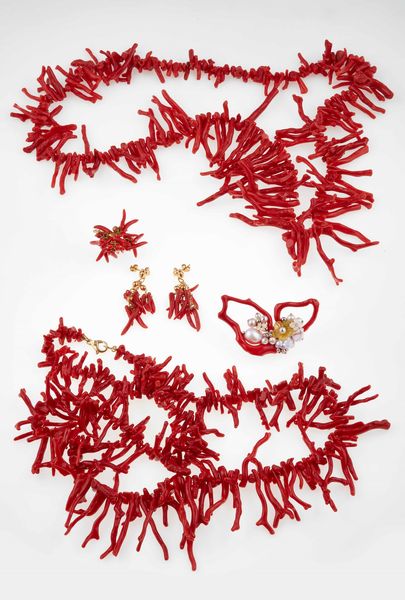 Lotto composto da due collane, un paio di orecchini ed un anello con corallo ed una spilla di bigiotteria  - Asta Gioielli - Associazione Nazionale - Case d'Asta italiane