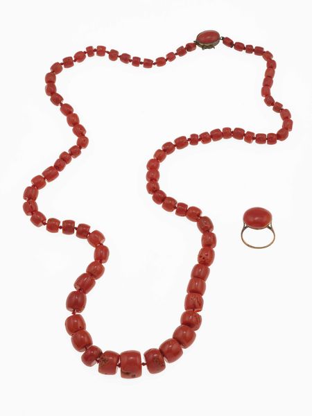 Collana in corallo scalare e anello con corallo cabochon. Difetti  - Asta Gioielli - Associazione Nazionale - Case d'Asta italiane