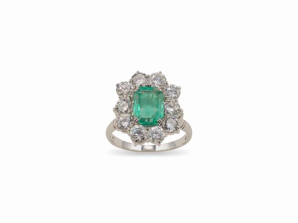 Anello con smeraldo Colombia di ct 1.40 circa e diamanti taglio a brillante per ct 1.50  - Asta Gioielli - Associazione Nazionale - Case d'Asta italiane