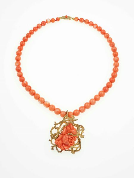 Collana in corallo con pendente inciso  - Asta Gioielli - Associazione Nazionale - Case d'Asta italiane