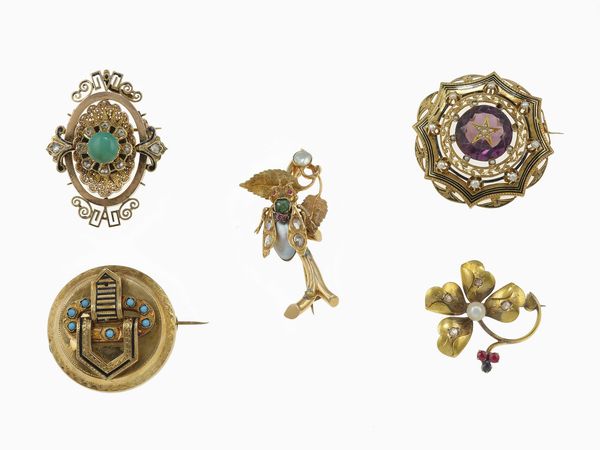 Lotto costituito da cinque spille con perle, pietre dure e jem set  - Asta Gioielli - Associazione Nazionale - Case d'Asta italiane