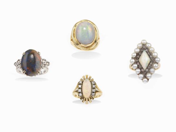 Lotto composto da quattro anelli con opali  - Asta Gioielli - Associazione Nazionale - Case d'Asta italiane