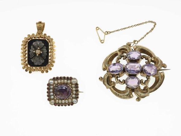 Due spille e un pendente con ametiste e perle  - Asta Gioielli - Associazione Nazionale - Case d'Asta italiane