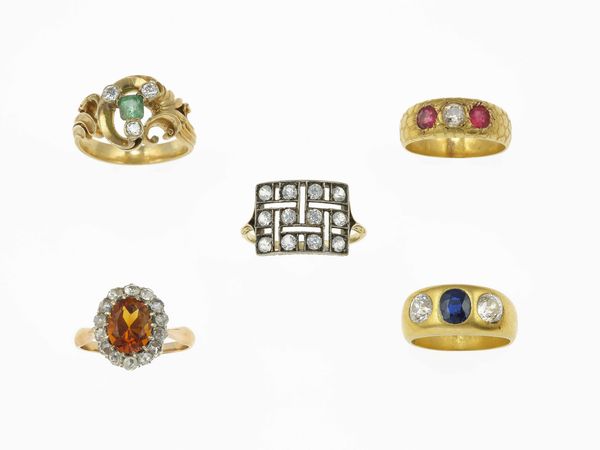 Lotto costituito da cinque anelli in diamanti e gemme di colore  - Asta Gioielli - Associazione Nazionale - Case d'Asta italiane