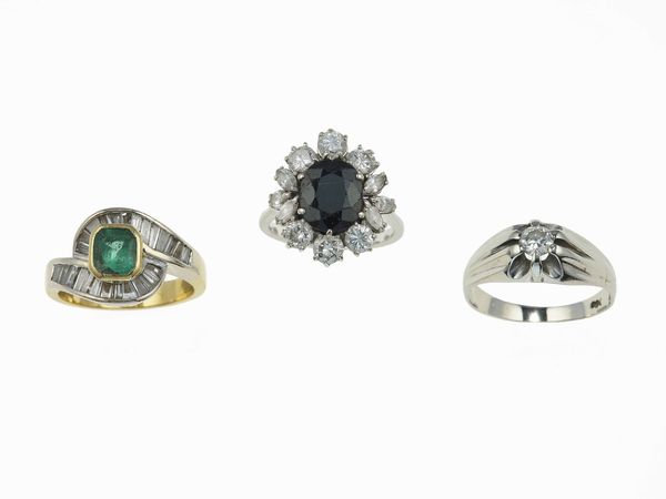 Lotto costituito da tre anelli con diamanti, zaffiro e smeraldo  - Asta Gioielli - Associazione Nazionale - Case d'Asta italiane