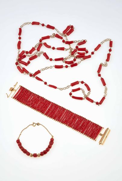 Lotto composto da due bracciali ed un sautoir in corallo  - Asta Gioielli - Associazione Nazionale - Case d'Asta italiane