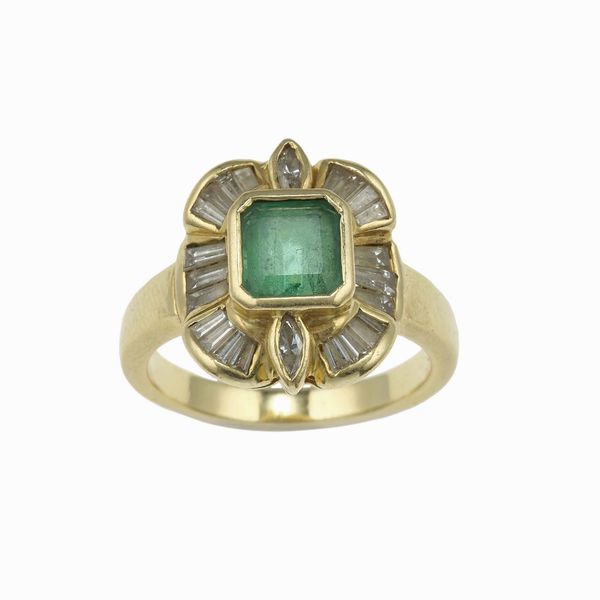 Anello con smeraldo e diamanti taglio baguette e navette  - Asta Gioielli - Associazione Nazionale - Case d'Asta italiane