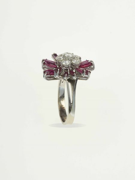 Anello fiore con diamanti e rubini  - Asta Gioielli - Associazione Nazionale - Case d'Asta italiane