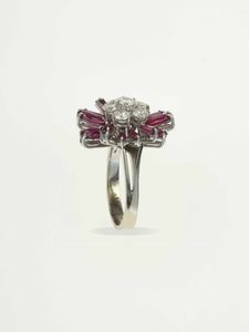 Anello fiore con diamanti e rubini  - Asta Gioielli - Associazione Nazionale - Case d'Asta italiane