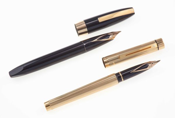 Sheaffer. Targa penna stilografica dorata,  - Asta Luxury Vintage e Penne da Collezione - Associazione Nazionale - Case d'Asta italiane