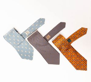 Herm�s lotto di tre cravatte<BR>  - Asta Luxury Vintage e Penne da Collezione - Associazione Nazionale - Case d'Asta italiane