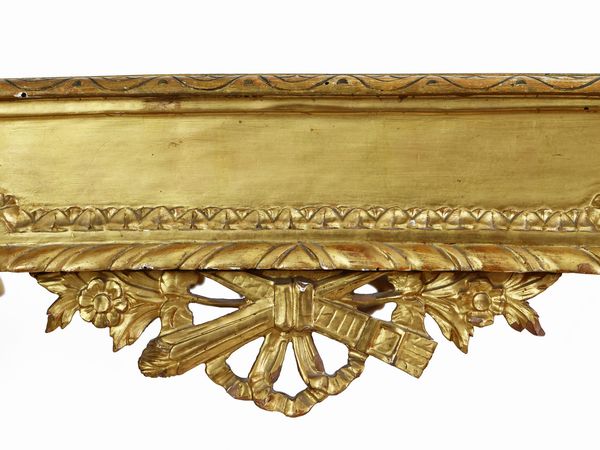 Tavolino da centro in legno intagliato e dorato  - Asta Una casa al Ponte Vecchio - Associazione Nazionale - Case d'Asta italiane