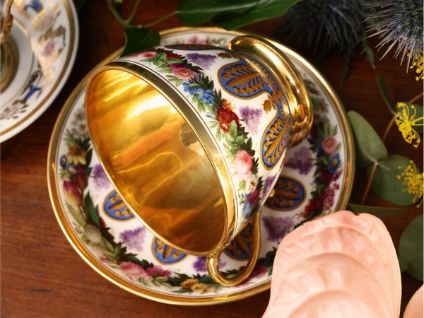 Due tazze in porcellana da collezione  - Asta Una casa al Ponte Vecchio - Associazione Nazionale - Case d'Asta italiane