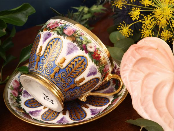 Due tazze in porcellana da collezione  - Asta Una casa al Ponte Vecchio - Associazione Nazionale - Case d'Asta italiane