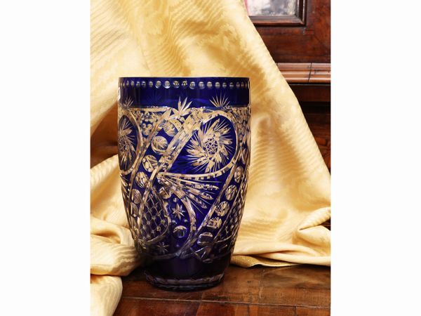 Vaso da fiori in cristallo doppio di Boemia blu e trasparente  - Asta Una casa al Ponte Vecchio - Associazione Nazionale - Case d'Asta italiane