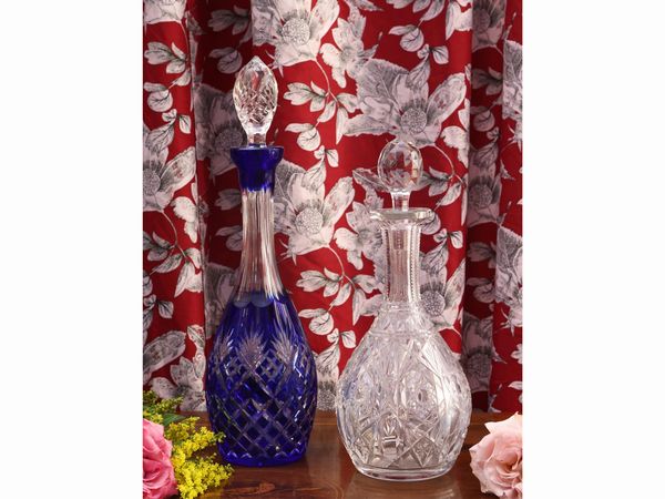 Due bottiglie da vino in cristallo molato  - Asta Una casa al Ponte Vecchio - Associazione Nazionale - Case d'Asta italiane