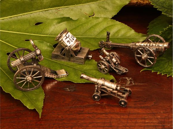 Cinque miniature di cannoni in argento  - Asta Una casa al Ponte Vecchio - Associazione Nazionale - Case d'Asta italiane