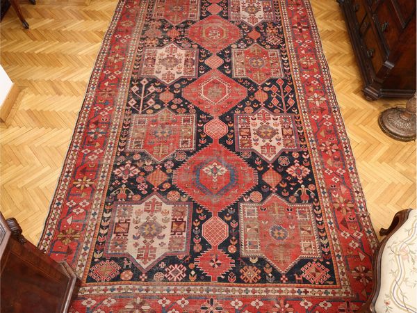 Tappeto caucasico di vecchia manifattura  - Asta Una casa al Ponte Vecchio - Associazione Nazionale - Case d'Asta italiane