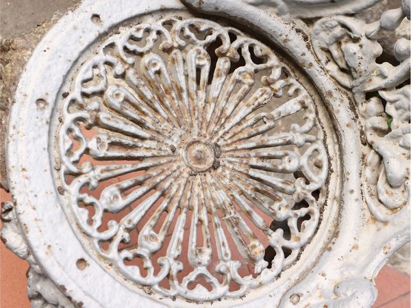 Serie di tre sedie da giardino in ghisa  - Asta Una casa al Ponte Vecchio - Associazione Nazionale - Case d'Asta italiane