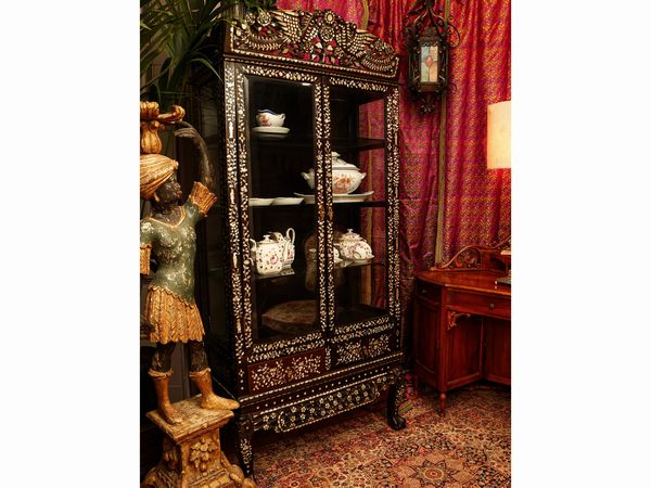 Vetrina in legno ebanizzato, interamente intarsiata in madreperla  - Asta Una casa al Ponte Vecchio - Associazione Nazionale - Case d'Asta italiane