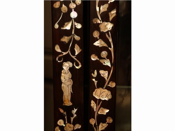 Vetrina in legno ebanizzato, interamente intarsiata in madreperla  - Asta Una casa al Ponte Vecchio - Associazione Nazionale - Case d'Asta italiane