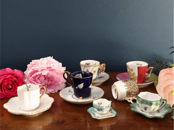 Sette tazzine in porcellana da collezione  - Asta Una casa al Ponte Vecchio - Associazione Nazionale - Case d'Asta italiane