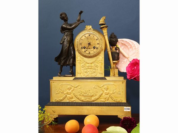 Orologio da tavolo in bronzo dorato e antimonio  - Asta Una casa al Ponte Vecchio - Associazione Nazionale - Case d'Asta italiane