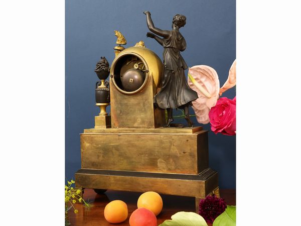 Orologio da tavolo in bronzo dorato e antimonio  - Asta Una casa al Ponte Vecchio - Associazione Nazionale - Case d'Asta italiane