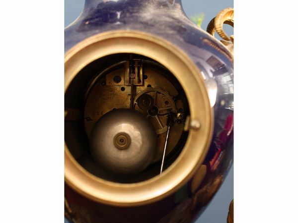 Orologio da tavolo in bronzo dorato e porcellana blu  - Asta Una casa al Ponte Vecchio - Associazione Nazionale - Case d'Asta italiane