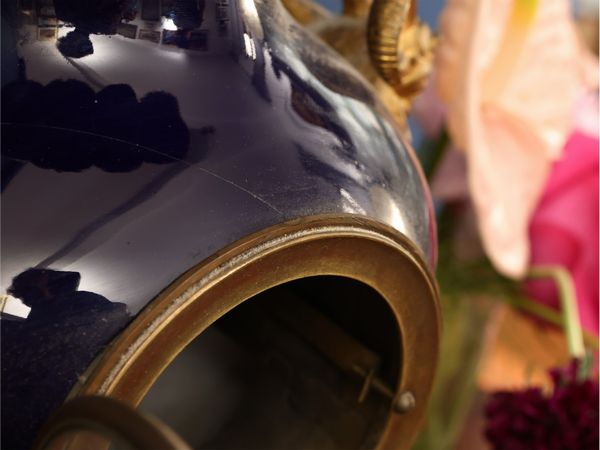 Orologio da tavolo in bronzo dorato e porcellana blu  - Asta Una casa al Ponte Vecchio - Associazione Nazionale - Case d'Asta italiane