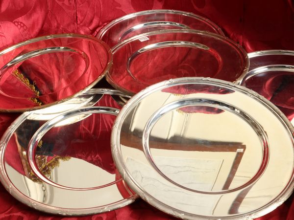 Serie di dodici sottopiatti in metallo argentato  - Asta Una casa al Ponte Vecchio - Associazione Nazionale - Case d'Asta italiane