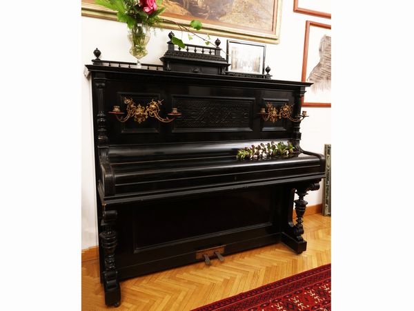 Pianoforte verticale in legno ebanizzato, Rittmuller Gottingen  - Asta Una casa al Ponte Vecchio - Associazione Nazionale - Case d'Asta italiane