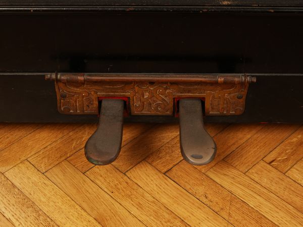 Pianoforte verticale in legno ebanizzato, Rittmuller Gottingen  - Asta Una casa al Ponte Vecchio - Associazione Nazionale - Case d'Asta italiane