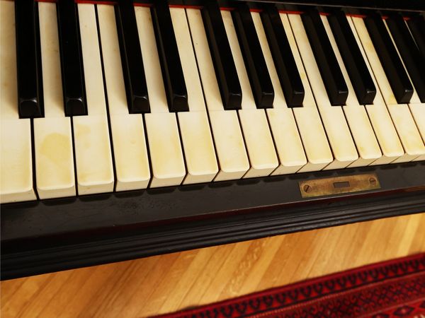 Pianoforte verticale in legno ebanizzato, Rittmuller Gottingen  - Asta Una casa al Ponte Vecchio - Associazione Nazionale - Case d'Asta italiane