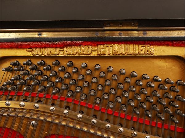 Pianoforte verticale in legno ebanizzato, Rittmuller Gottingen  - Asta Una casa al Ponte Vecchio - Associazione Nazionale - Case d'Asta italiane