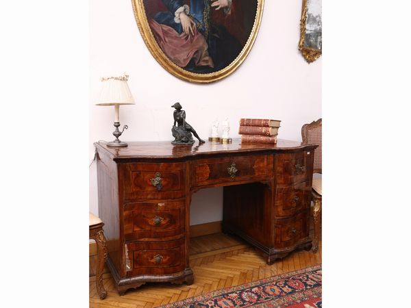 Scrivania a banco a muro impiallacciata in noce e radica di noce  - Asta Una casa al Ponte Vecchio - Associazione Nazionale - Case d'Asta italiane